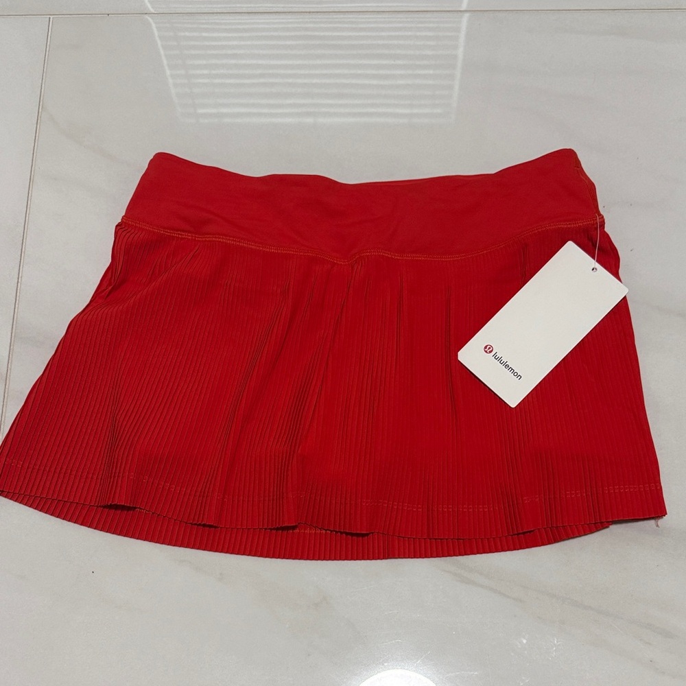 Lululemon tennis skirt pleat to street skirt skort size 6 red
Brand new NWT